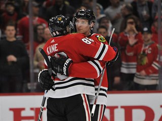 Zleva Patrick Kane (88) a esk hokejista Dominik Kubalk (8) oslavuj vhru...