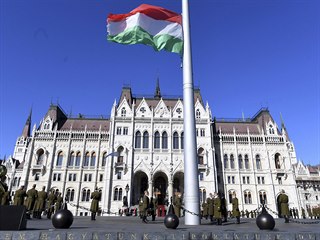 Vztaen maarsk vlajka ped parlamentem v Budapeti.