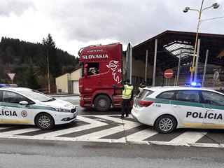 Slovent policist kontroluj 13. bezna 202 na hraninm pechodu Mosty u...