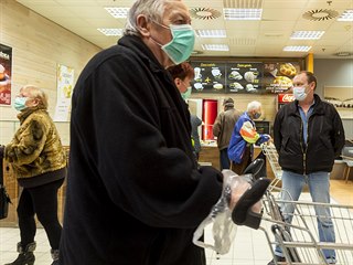 Senioi pichzej nakupovat dopoledne do supermarketu v st nad Labem.