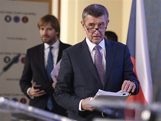 Zleva ministr zdravotnictv Adam Vojtch a premir Andrej Babi pichzej na...