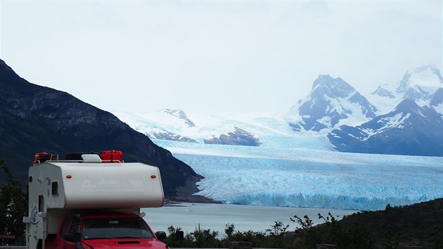 Snad nejznámější ledovec Perito Moreno působí i z dálky jako obrovské ledové...