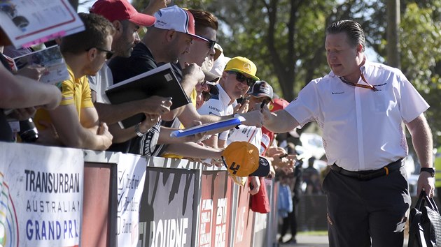 editel McLarenu Zak Brown se podepisuje v Austrálii fanoukm.