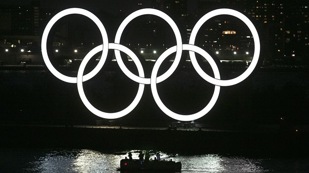 Olympijské kruhy v Japonsku stále svítí.