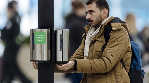 Na Letiti Václava Havla jsou nainstalované dezinfekní zaízení.