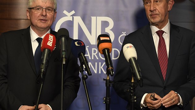 Premiér Andrej Babi a guvernér eské národní banky (NB) Jií Rusnok...