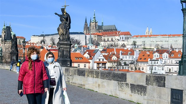 Turisté s roukami na Karlov most.