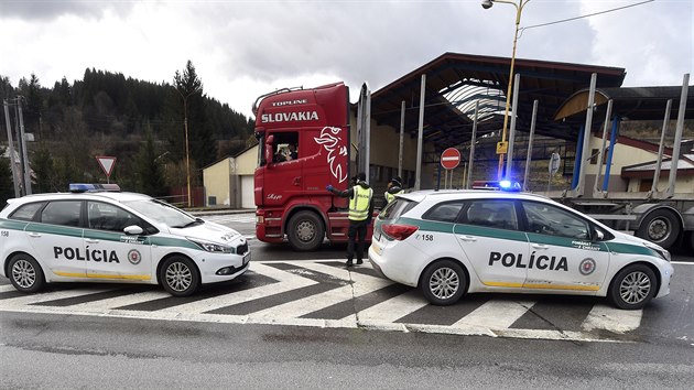 Sloventí policisté kontrolují 13. bezna 202 na hraniním pechodu Mosty u...