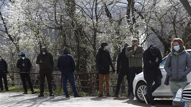 Lidé p�ed Nemocnicí na Bulovce �ekají na odb�ry vzork�.