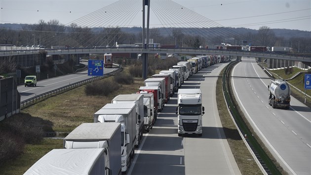 Kolona kamion na hraniním pechodu mezi eskou republikou a Polskem v...