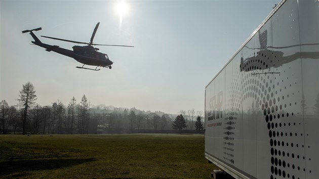 �ást zásilky putovala na Moravu vrtulníkem (na snímku), zbytek rozvezly...