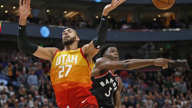 Rudy Gobert z týmu NBA Utah Jazz (vpedu) a OG Anunoby z celku Toronto Raptors