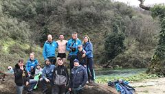 Tatra kolem sv�ta 2. Posádka u Modrého oka � dva z ú�astník� i p�es pom�rn�...