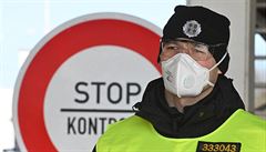 Policisté kontrolují 14. března 2020 řidiče na hranicích s Rakouskem v Mikulově... | na serveru Lidovky.cz | aktuální zprávy