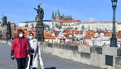 Turisté s rouškami na Karlově mostě. | na serveru Lidovky.cz | aktuální zprávy