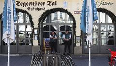 Zoufalí �í�níci prázdné restaurace poblí� Mariánského nám�stí v Mnichov�.