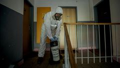 Zam�stnanec firmy Adera provádí preventivní desinfekci jednoho z panelových...