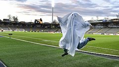 Fanou�ci si zápasy bez divák� vylo�ili po svém