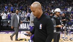 Rozhod�í basketbalové NBA Marc Davis opou�tí palubovku po zru�eném zápase...
