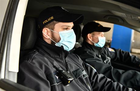 Policisté v období koronavirové pandemie.