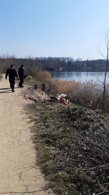 Policisté v pátek 28. bezna zasahovali na nudistické plái na Pardubicku.