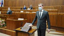 Slovensk premir Igor Matovi pi skldn poslaneckho slibu.