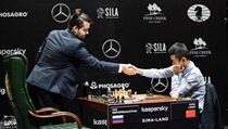 Jeden z favoritů turnaje Ding Liren (vpravo) má v Jekatěrinburgu velmi špatnou...