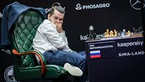 Jeden z favoritů turnaje Ding Liren (vpravo) má v Jekatěrinburgu velmi špatnou...