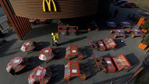 Uzaven a proti koronaviru obrnn poboka rychlho oberstven Mc Donalds v...