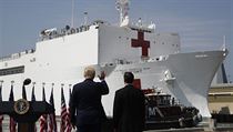 Prezident USA Trump mává zdravotnické lodi amerického námořnictva USNS Comfort,...