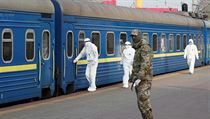 Vlak, kter pivezl do Kyjeva evakuovan obany z Ruska.