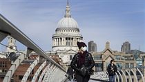 Lid na Millenium bridge v Londn na snmku ze 23. bezna.