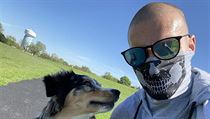 Český fotbalista Zdeněk Ondrášek hrající v Dallasu tráví volné chvilky se psem