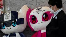 Maskoti olympijských her v Tokiu budou muset počkat ve skladech na příští rok...