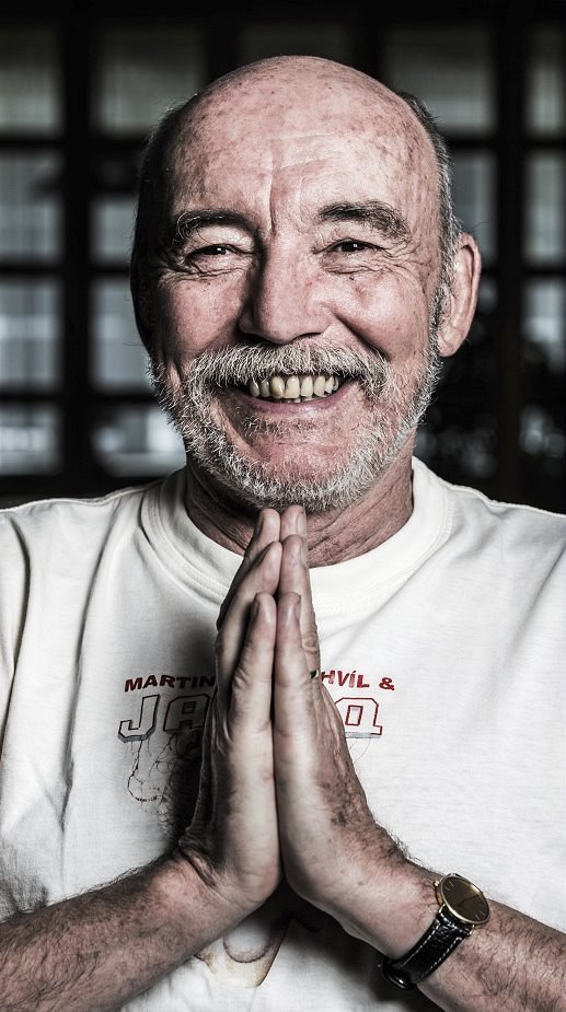Servítky si brát nebudu. �Zahraju v�echno, jak mi zobák narost,� rozhodl se p�i...