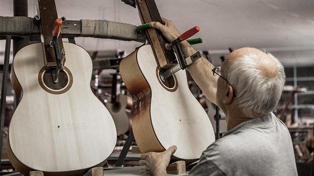 Výroba kytar ve firmě Strunal končí.