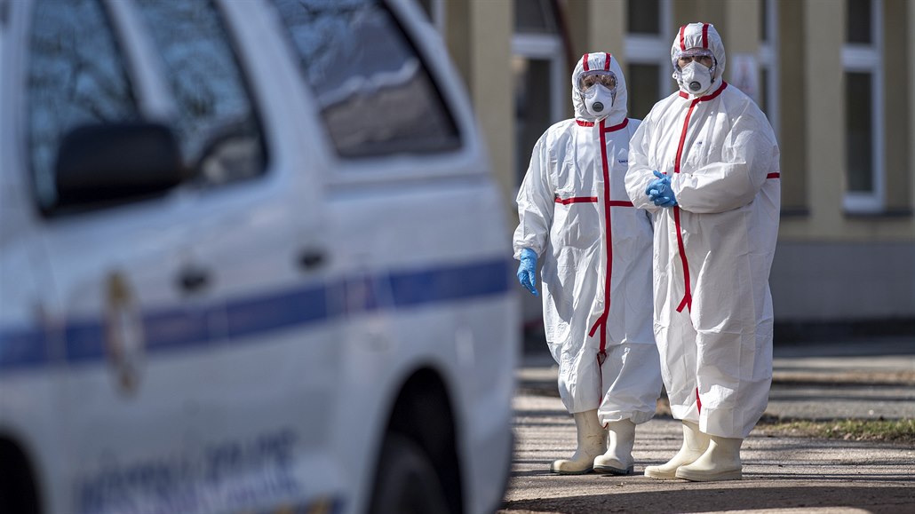 Zdravotníci pipravení na odbr vzork od potenciáln nakaených pacient.