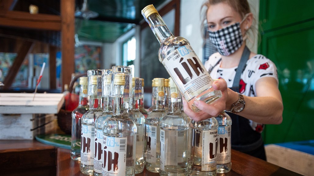 Zaměstnankyně likérky Rudolf Jelínek ve Vizovicích připravuje k expedici lahve...