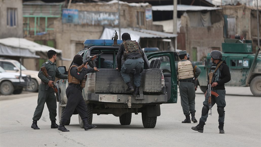 Nkolik ozbrojených mu ve stedu ráno zaútoilo na chrám sikh v Kábulu.