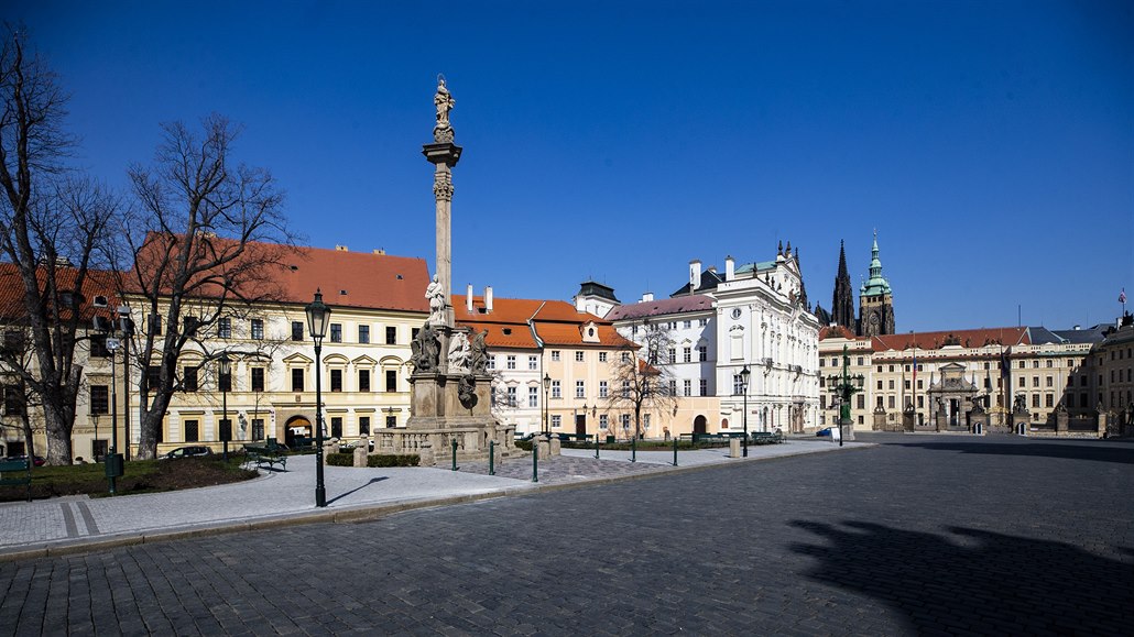 Sluncem zalité Hradanské námstí netradin bez turist.