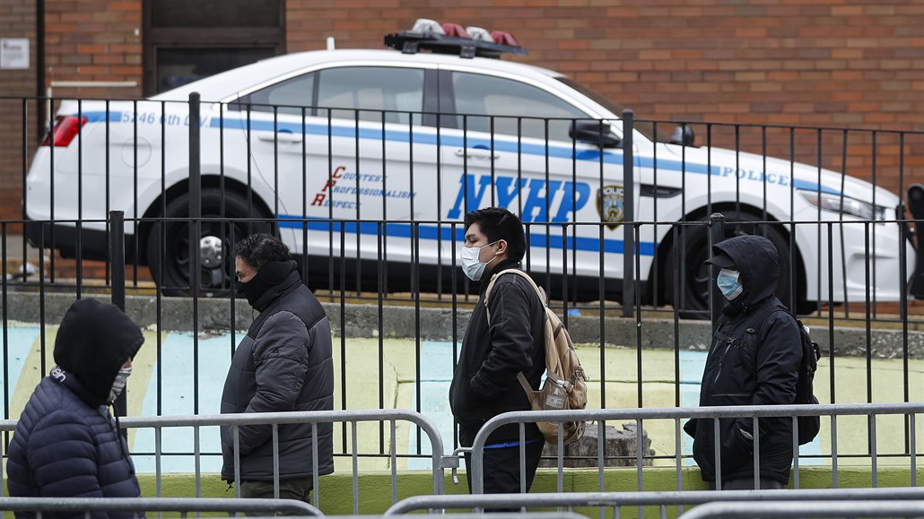 Lidé v New Yorku ekají frontu, aby se mohli nechat otestovat na koronavirus.