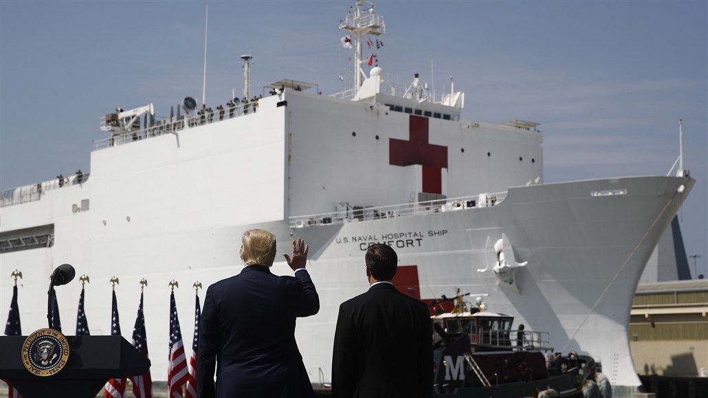 Prezident USA Trump mává zdravotnické lodi amerického námonictva USNS Comfort,...