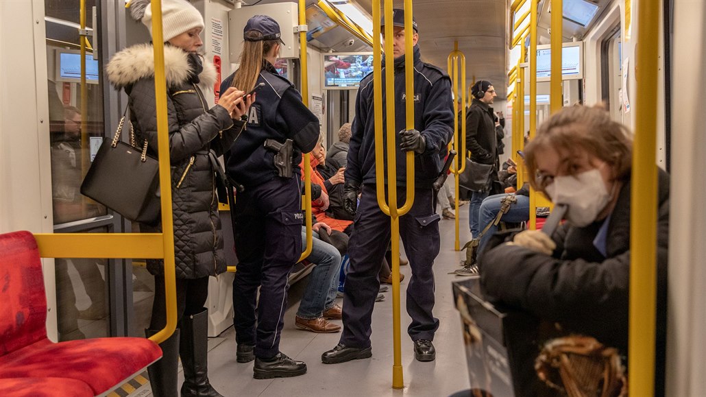 Polská policie hlídkuje ve varavském metru kvli pandemii koronaviru.