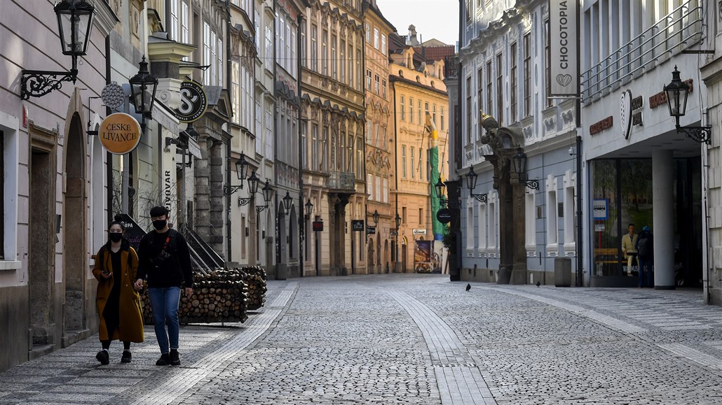Liduprázdná Celetná ulice v centru Prahy na snímku z 23. března 2020. Ulice...