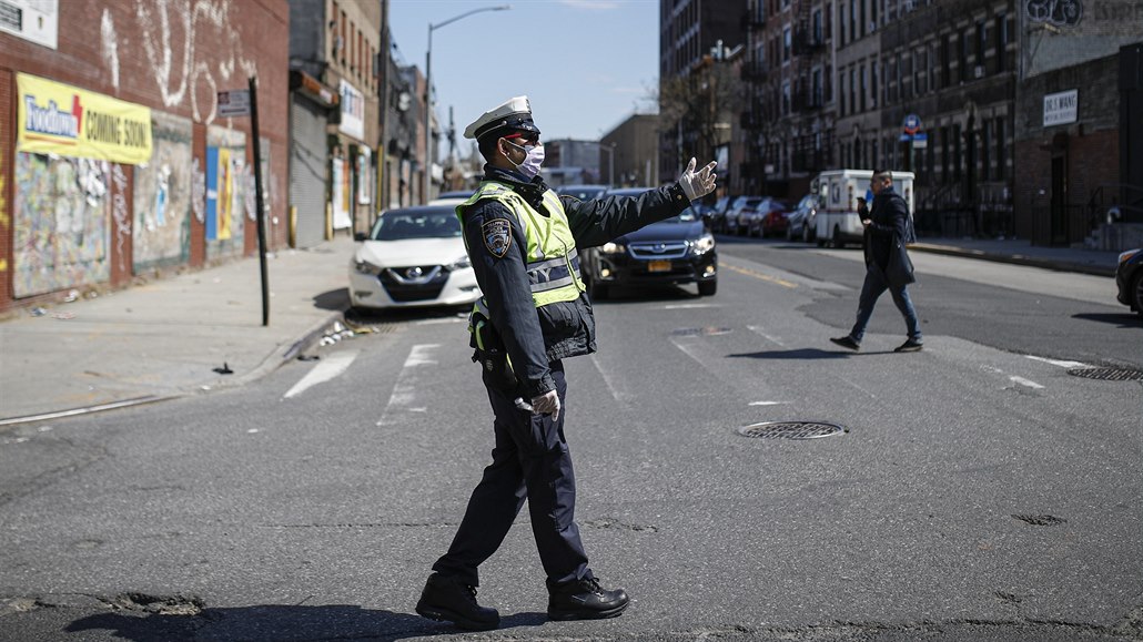 Policista ídí provoz v newyorském Brooklynu. Fotografie je z 27. bezna.