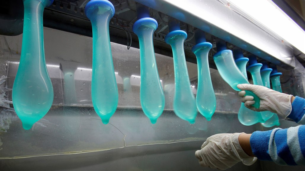 Testování kondomů malajské firmy Karex, která je největším producentem...