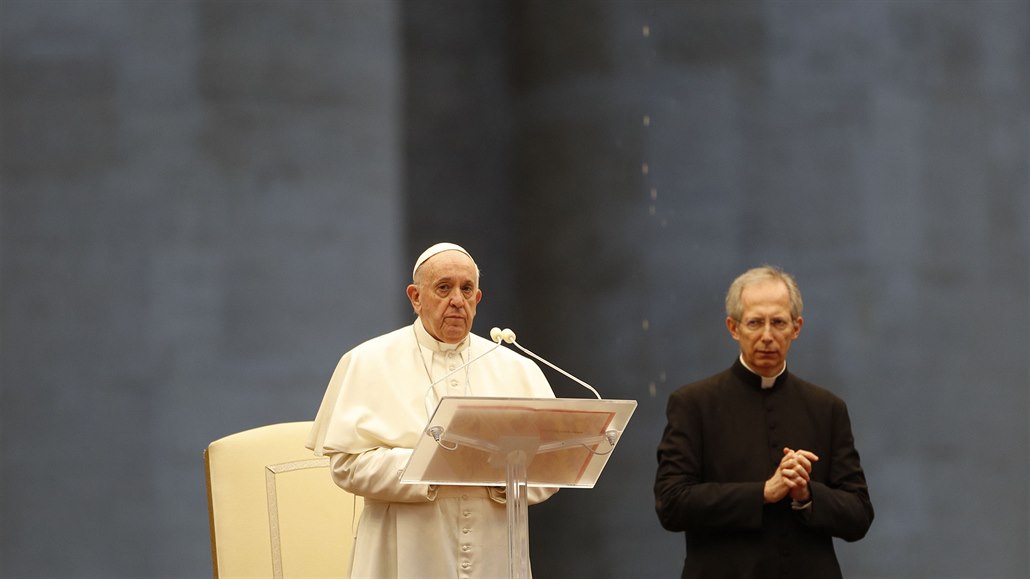 Papež František během pátečního mimořádného žehnání Urbi et orbi ve Vatikánu.