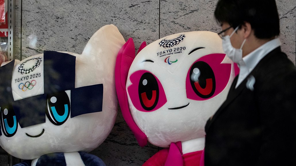 Maskoti olympijských her v Tokiu budou muset počkat ve skladech na příští rok...