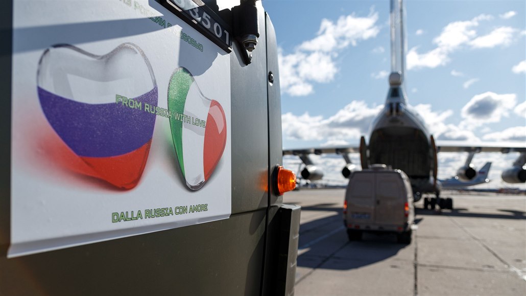 Rutí vojáci nakládají zdravotnický materiál do letadla.