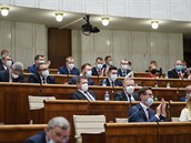 Sloventí poslanci se seli na ustavující schzi parlamentu s roukami a...